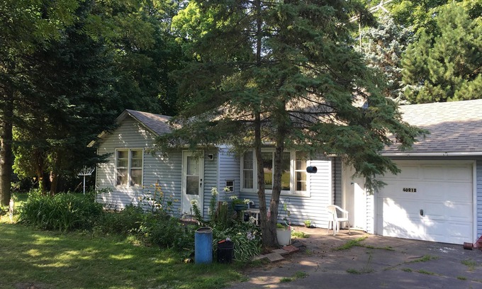 Onamia House | Wooded back yard with porch Randys rentals