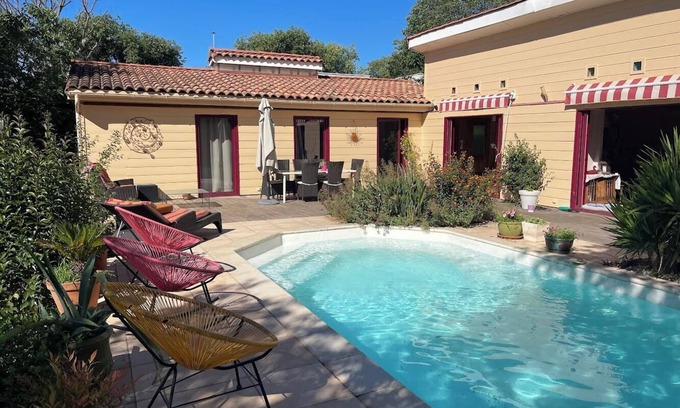 Aiguelongue House | Wooden villa with pool and garden in Montpellier near streetcar and shops