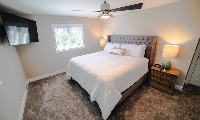 Dubuque House | Woodland View House. HOT TUB & SAUNA!