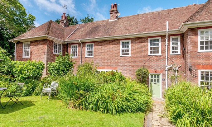Deal House | WOODLANDS BY THE SEA COTTAGE, pet friendly, with a garden in Sholden