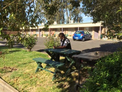 Ballarat Hotel | Woodmans Hill Motel