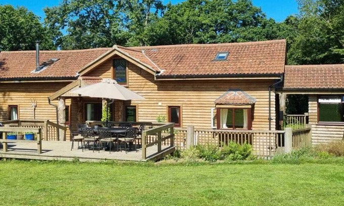 Brayford Cabin | Woodpecker Lodge, a secluded log cabin in beautiful north Devon