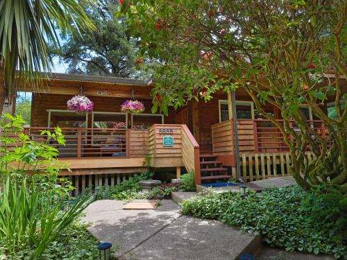 Cape Meares Apartment | Woods Waves: Luxury Coast Cabin King Beds Pets