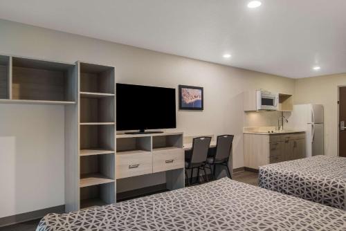 Orange Park Hotel | WoodSpring Suites Jacksonville Orange Park