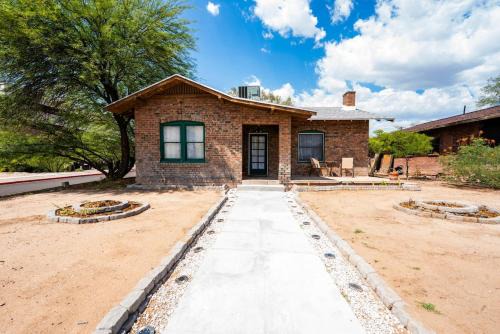 Rincon Heights Apartment | Work Desk- FirePit-Pool-Steps to UofA
