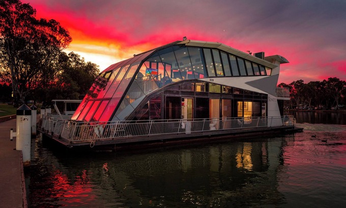 Nichols Point Boat Rental | World Luxury Award WINNER 6 STAR HOUSEBOAT Mildura 5 KINGS with private ensuites