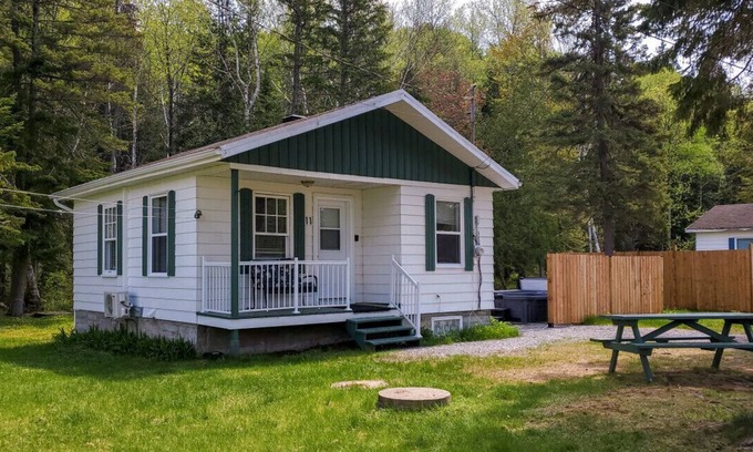 Saint-Tite-des-Caps Ski Chalet | WOW ! Chalet Boho - Charlevoix, spa, fire and bbq