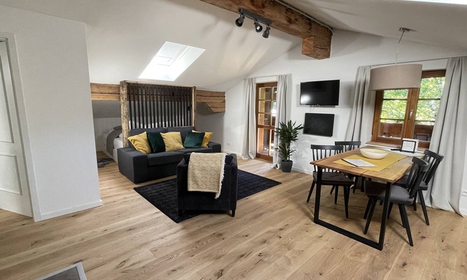 Marquartstein Apartment | Wundervolle Dachgeschosswohnung mit Balkon und Blick ins Grüne