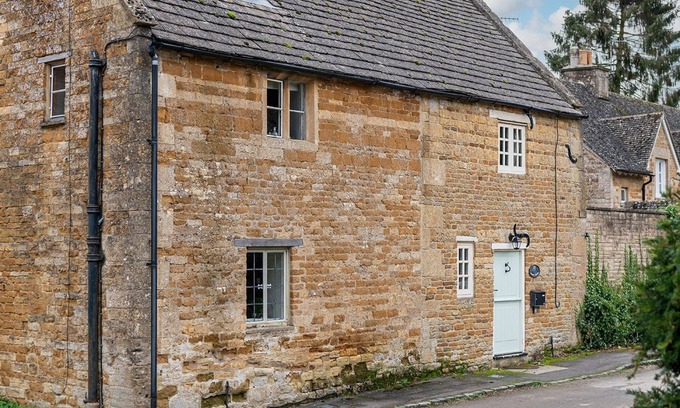 Wyck Rissington Cottage | Wyck Cottage - pet friendly in Wyck Rissington near Bourton-on-the-Water