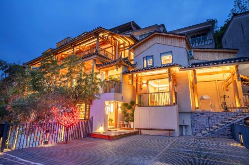 Fenghuang House | Xianxiuju Garden Courtyard B&B