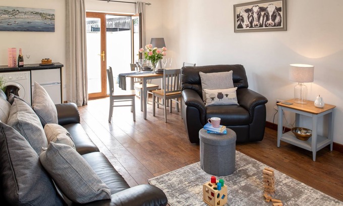 Llanfaelog House | Y Bwthyn: 2 bedroom pet-friendly cottage in Glan Gors, Anglesey
