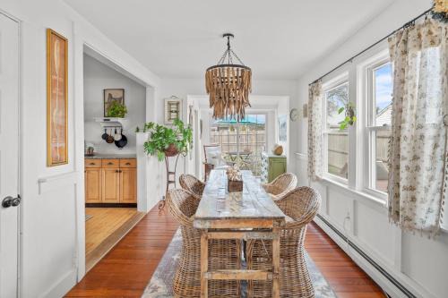 Hyannis House | Yarmouth Family relax pet friendly