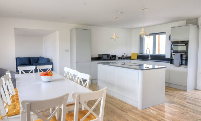 Charmouth House | YARROW, pet friendly, country holiday cottage in Charmouth