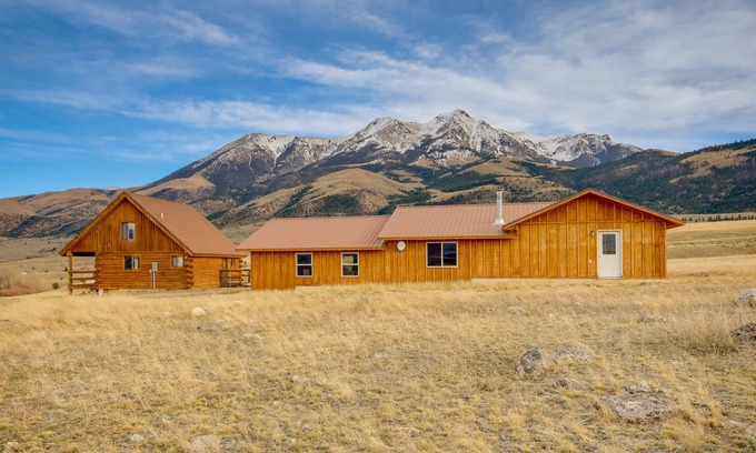 Pray Cabin | Yellowstone Lodge w/Game Room & Panoramic Views
