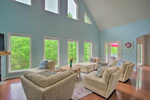 Buckingham House | Yogis Paradise with Deck about 1 Mi to Yogaville!