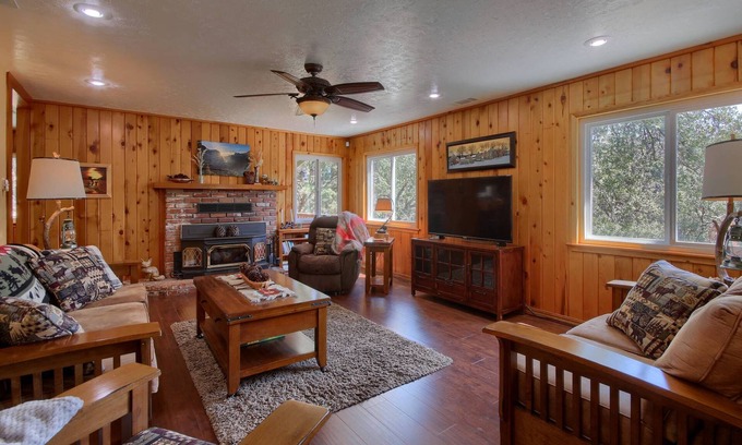 Yosemite Forks House | Yosemite Corner w NEW game room/Hot Tub/EV & more!