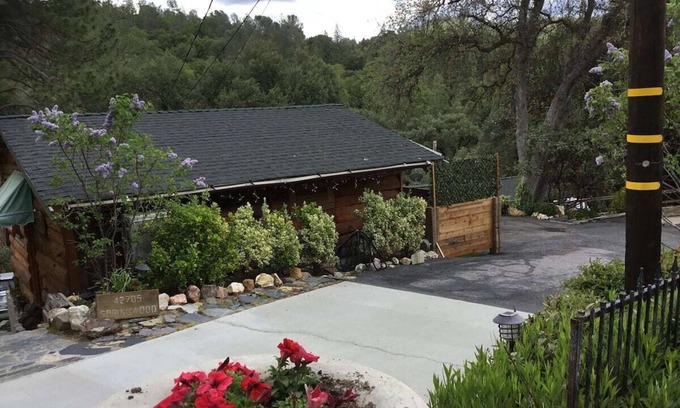 Yosemite Forks Cottage | Yosemite Creekside Cottage Oakhurst - Bass Lake Pets OK