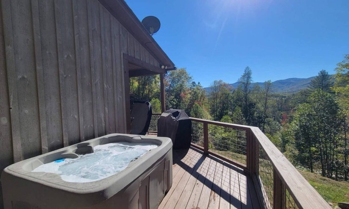 Whittier Cabin | You found the one! 13 mi to WCU, 8 mi to Casino! Dog friendly & HOT TUB! tubing