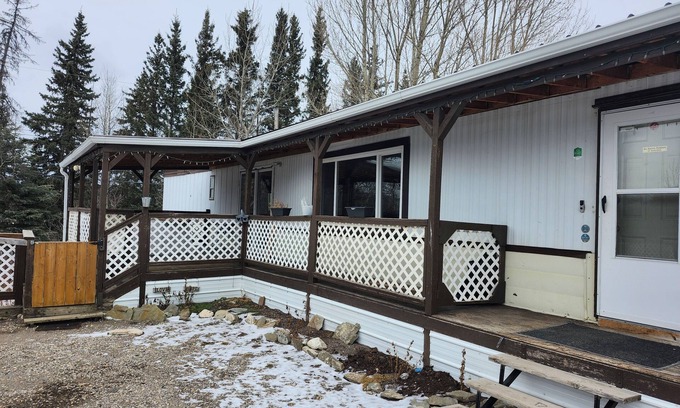 Hinton House | Your adventure starts here!Cozy home,near the rockies! Sleeps 10.