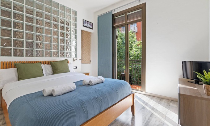 El Camp de l'Arpa del Clot Apartment | Your Barcelona Base: Cozy Apt by Sant Pau & Metro w/AC & Balcony
