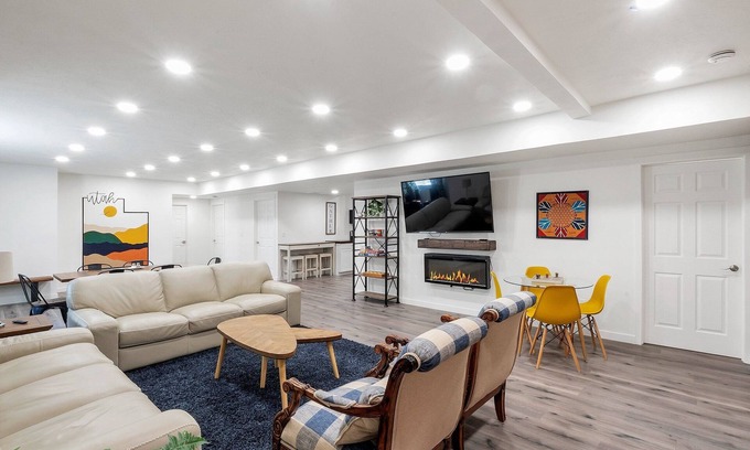 Lakeview House | Your Cozy Getaway: Near It All - Waffles too!