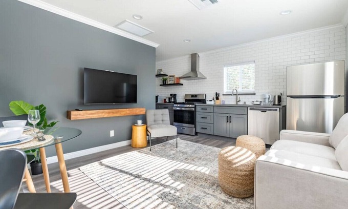 South San Gabriel House | Your Enchanting Studio Retreat: Perfect for Solo Adventurers and Couples, Unwind in Luxury with a King Bed, Gourmet Kitchen, Free Laundry Perks, and Lightning-Fast Internet for Ultimate Entertainment.