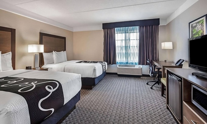 Doral House | Your Home Away From Home! 2 Comfortable Units, Free Breakfast, Pools