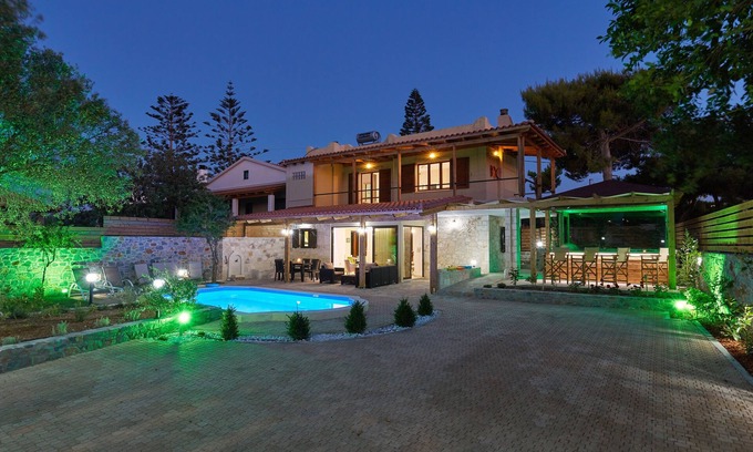 Anissaras Villa | Your ideal holiday in Hersonissos in a Villa with a private pool and jacuzzi.