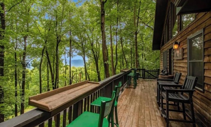 Lynn Cabin | Your ideal mountain cabin retreat with a hot tub and firepit!