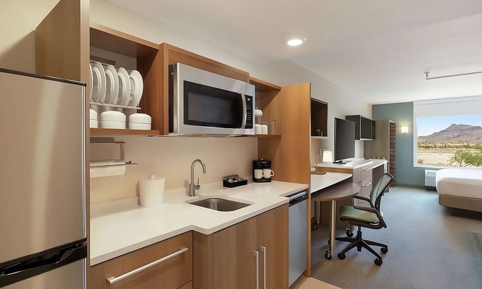 East Mesa House | Your Private Retreat! Outdoor Pool, Free Breakfast, Pets Allowed, Free Parking!