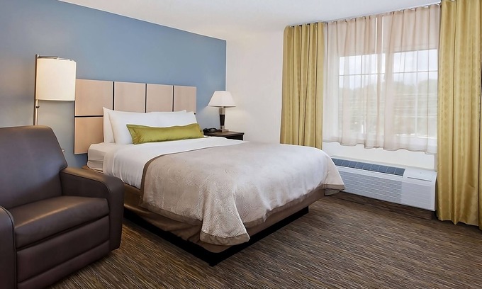 Southfield Hotel | Your Relaxing Getaway Awaits! Family-friendly Room to Enjoy Equipped w/Kitchen