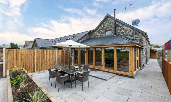 Llanycil House | Ysgubor Llew Coch - Three Bedroom House, Sleeps 6