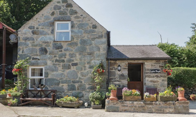 Henryd Cottage | YSGUBOR NEWYDD, family friendly, with a garden in Conwy