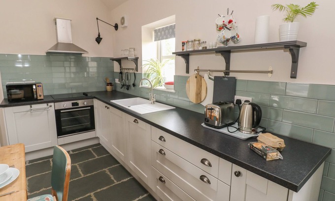 Porthyrhyd Cottage | YSTABL ROBYN, pet friendly, character holiday cottage in Llanddarog
