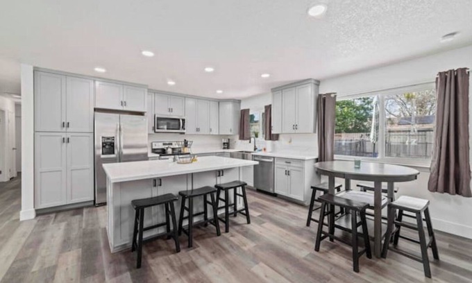 Yuba City Apartment | Yuba City Front Unit 5 beds 1 bath with Shared Pool, Laundry, Backyard