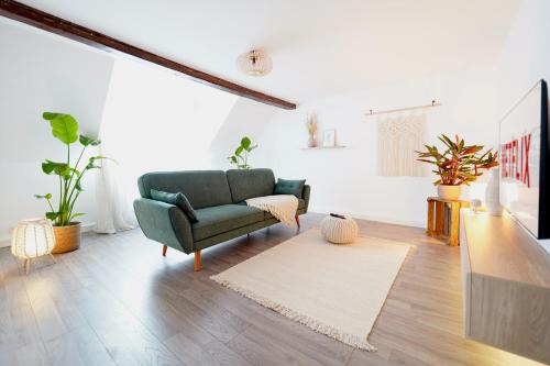 Giebichenstein House | Zentrale, gemütliche Dachgeschoss-Etage - 52qm - Altes Haus auf 2,5 Etagen exklusiv für Dich - mit 1 Schlafzimmer, Wohnzimmer und Rückzugsraum zum Verweilen - Küche, großes Bad, Netflix
