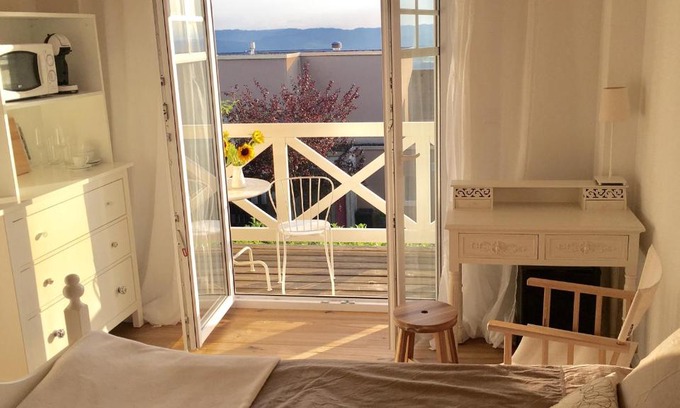 Bellikon House | Zimmer mit Bad und Balkon