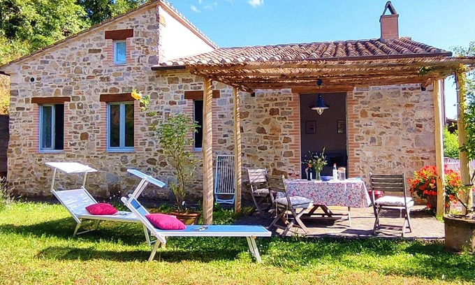 Roccalbegna House | Zolferate: peaceful romantic cottage with private garden