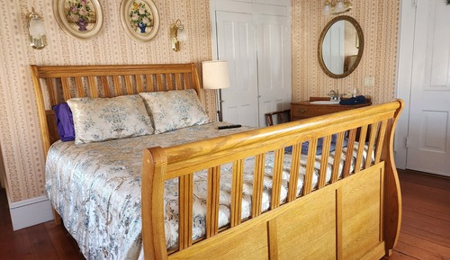 Cardinal Room