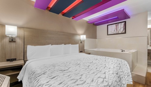 Deluxe Room, 1 King Bed, Non Smoking, Jetted Tub