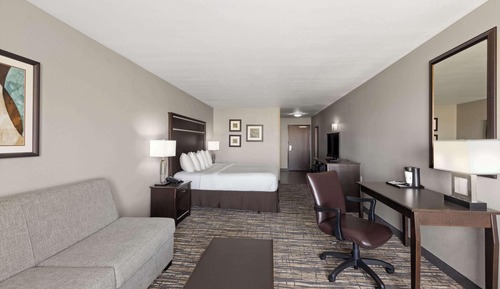 Deluxe Room, 1 King Bed, Accessible, City View (Mobility Accessible)