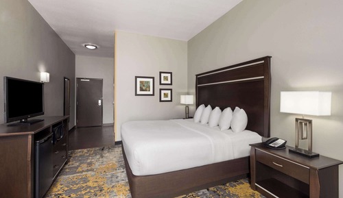 Room, 1 King Bed, Accessible, City View (Mobility Accessible)