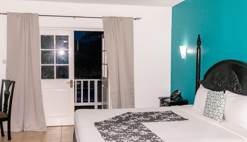 Deluxe Room, 1 King Bed, Pool View