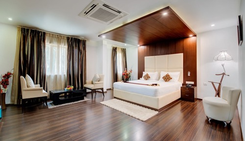 Royal Studio Suite, 1 King Bed, Non Smoking, City View