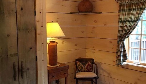Room (12 Cherokee Room)
