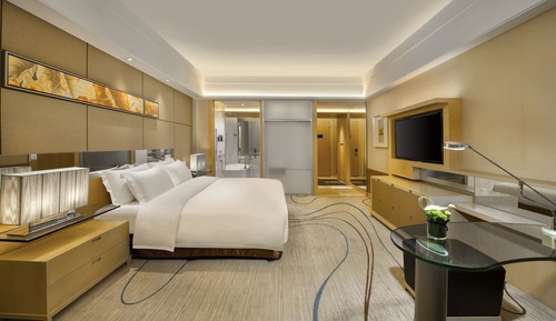 Deluxe Room, 1 King Bed, Balcony, Mountain View