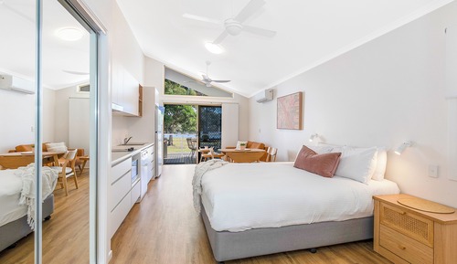 Premium Cabin - Sleeps 2 - Accessible - Dog Friendly