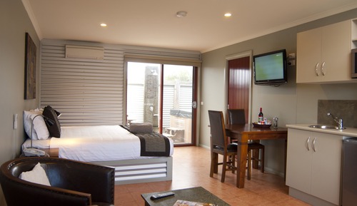 Standard Studio, Non Smoking, Balcony (Courtyard Spa King)