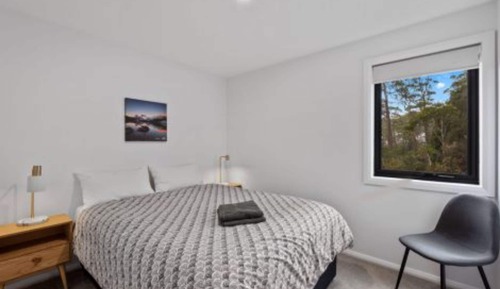 Deluxe 2 Bedroom Cabin - Sleeps 4 (2 Queens)
