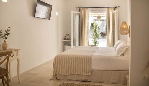 Deluxe Double Room, 1 King Bed, Patio, Courtyard View